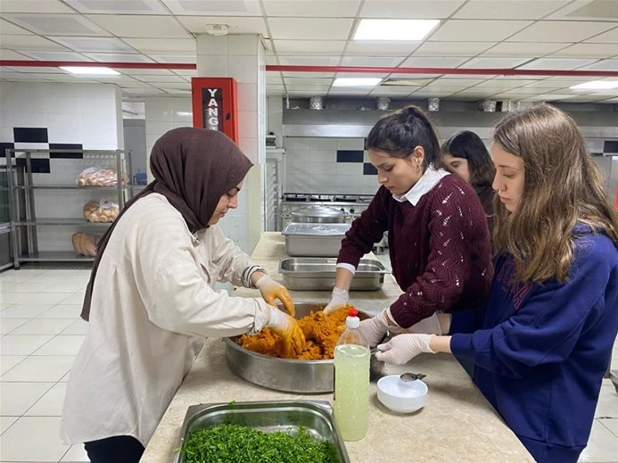 Afyonkarahisar Gençlik ve Spor İl Müdürlüğü, öğrencilere yemek yapmayı öğreten 