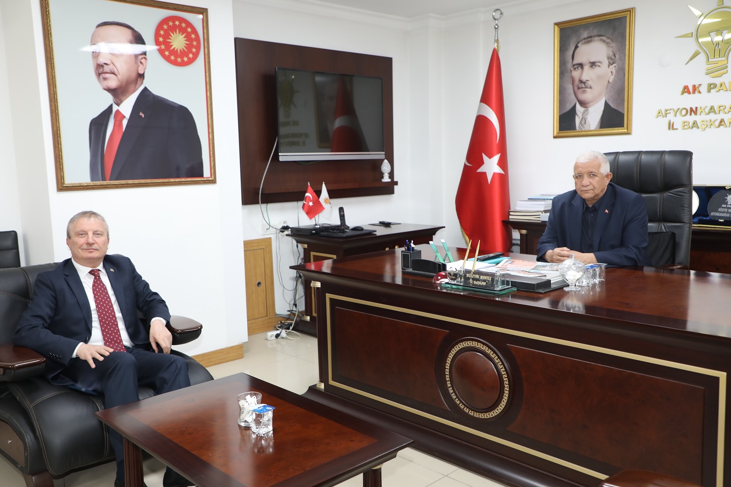 Dr. Mahmut Koçak, Ak Parti Afyonkarahisar İl Başkanı Hüseyin Menteş'i Ziyaret Etti