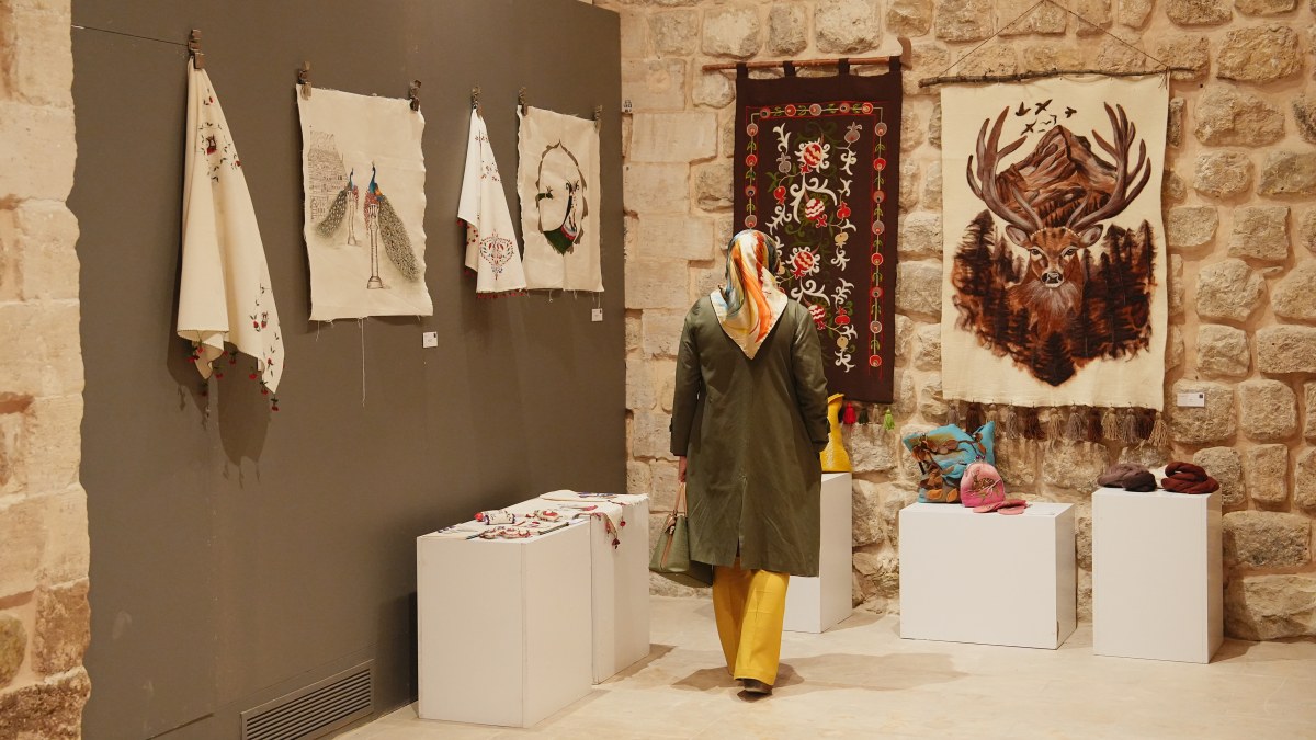 “MİDAS’IN KULAKLARI” MARDİNLİ TİYATROSEVERLERLE BULUŞTU