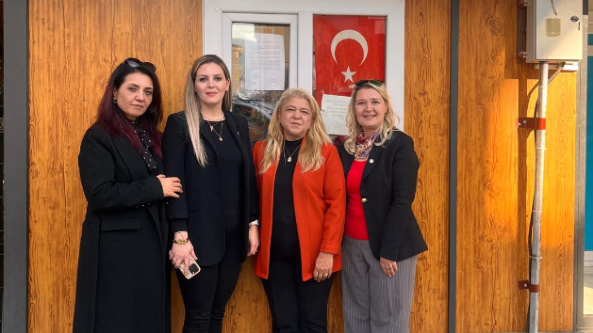 İYİ PARTİLİ KADINLARDAN KADIN MUHTARLARA ANLAMLI ZİYARET