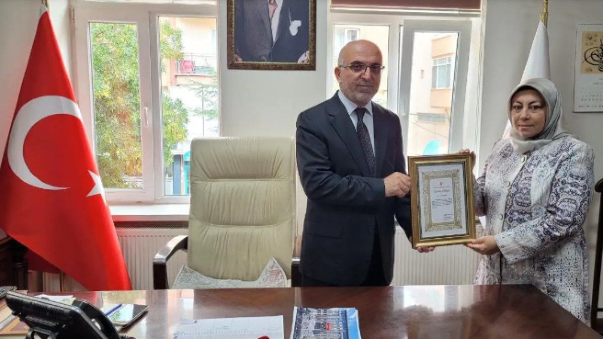 Emekli İkramiyesini Türkiye Diyanet Vakfı'na Bağışlayan Ayşegül Kurt'a Teşekkür Belgesi