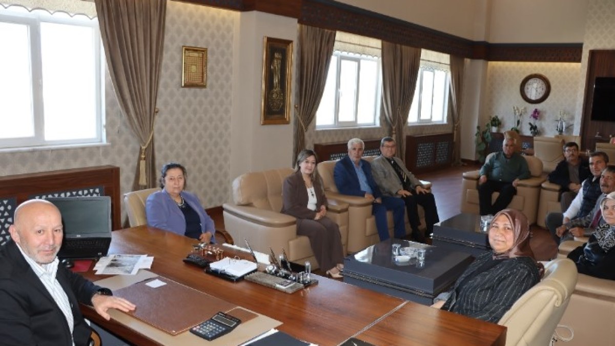 Afyon Muhtarları Dayanışma Derneği  il Genel Meclis Başkanı Mehmet Siper'i makamında Ziyaret etti.