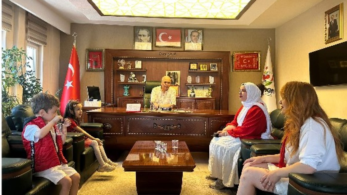 Çocuklardan Belediye Başkanı Yücel Şahin'e Anlamlı Ziyaret: Ertelenen 23 Nisan Coşkusu 9 Haziran'da Yaşandı - Galeri