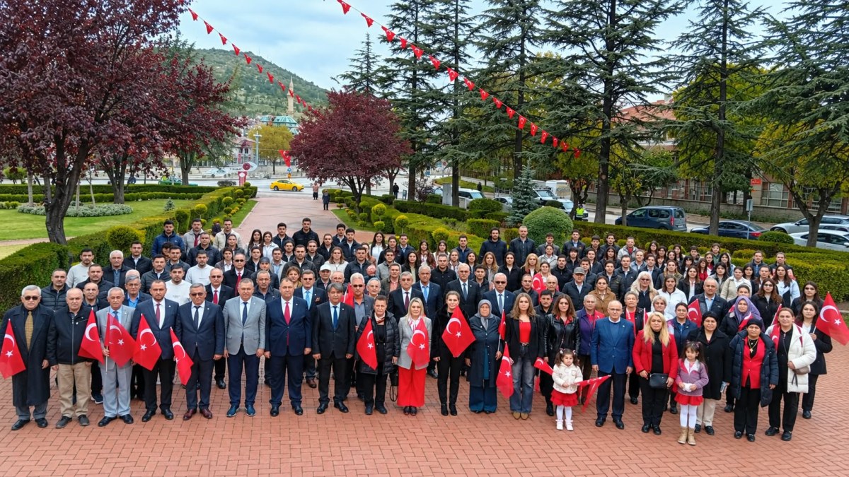 İYİ PARTİ’DEN CUMHURİYETİN 103. YILINDA ATATÜRK ANITI’NA ANLAMLI ÇELENK