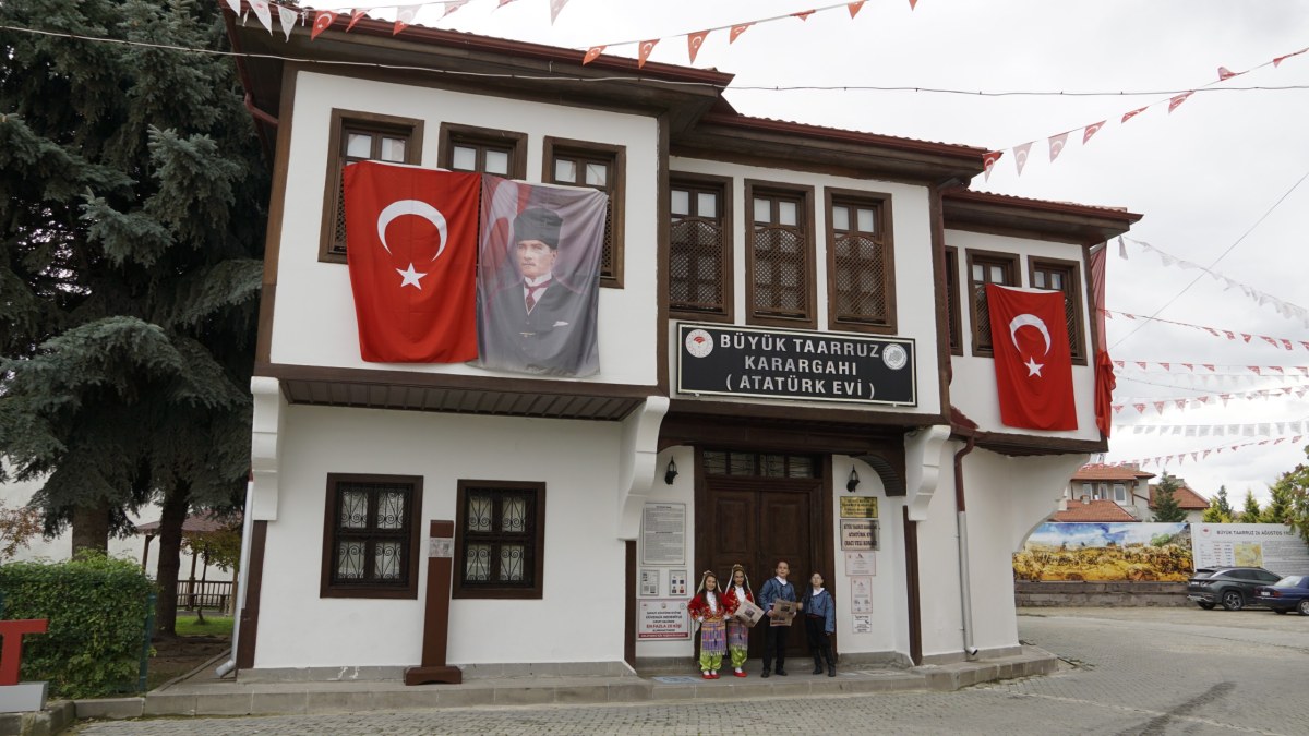 ŞUHUT’TA CUMHURİYET’İN İLANI ÖZEL KLİPLE CANLANDIRILDI