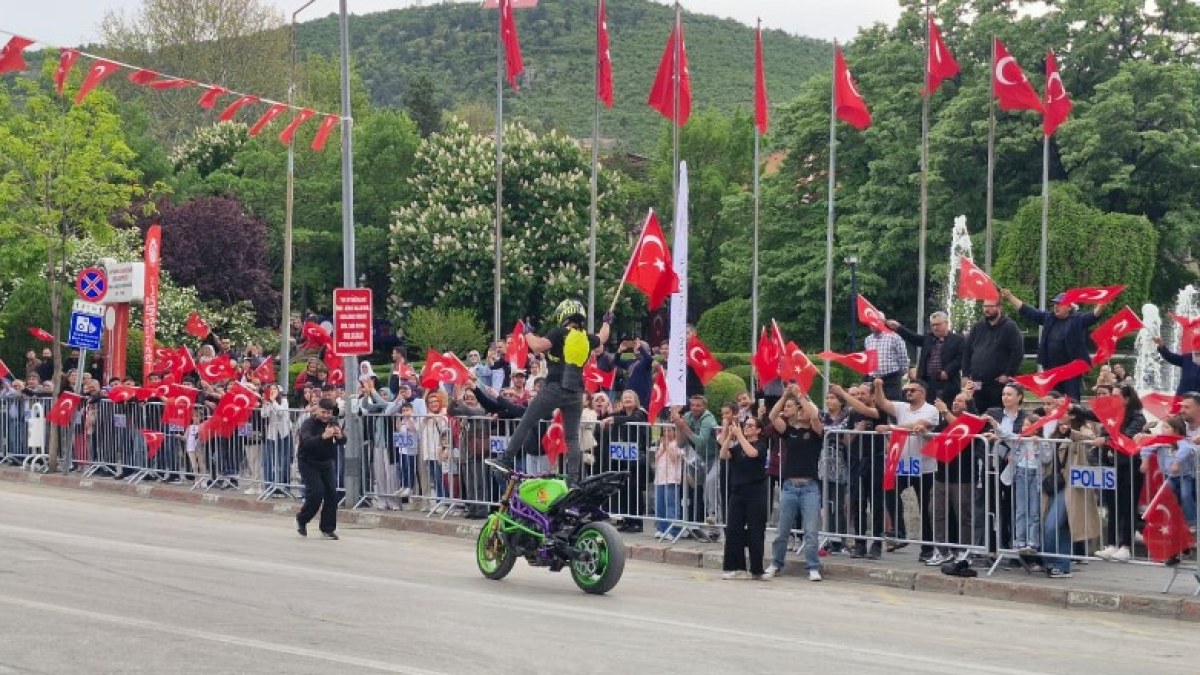 AFYONKARAHİSAR’DA 19 MAYIS COŞKUSU NEFES KESEN AKROBASİ GÖSTERİSİ BÜYÜK İLGİ GÖRDÜ - Galeri