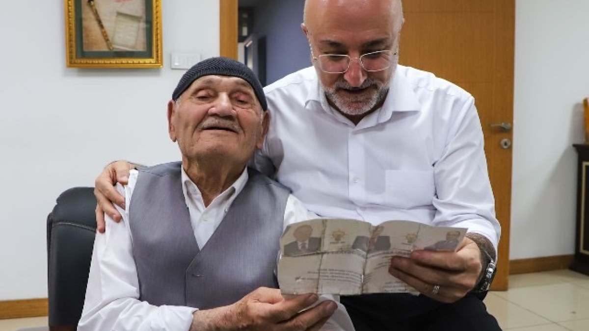 89 YAŞINDAKİ ERDOĞAN SEVDALISI HÜSEYİN ÜÇOK, 25 YILLIK HATIRALARINI BAŞKAN ŞAHİN'LE PAYLAŞTI