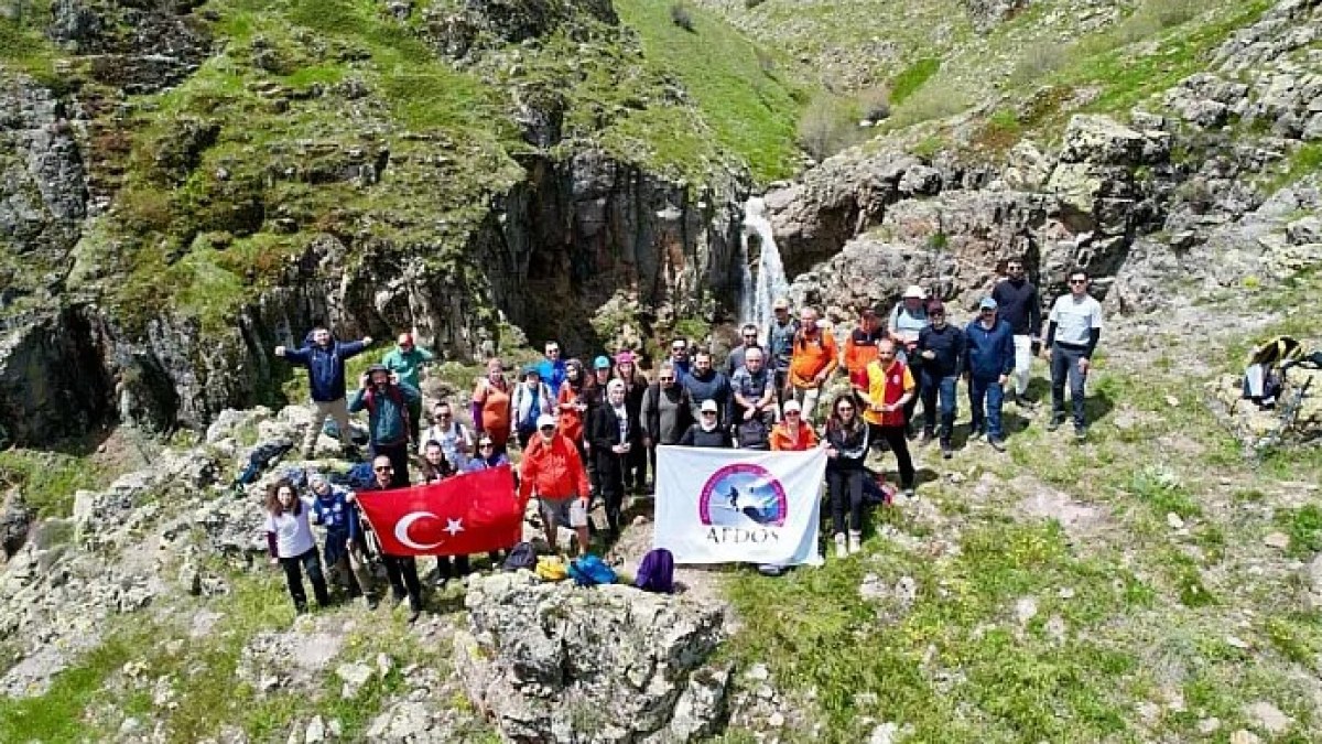 3 Kilometrelik Tepeyi Şelale için Tırmandılar