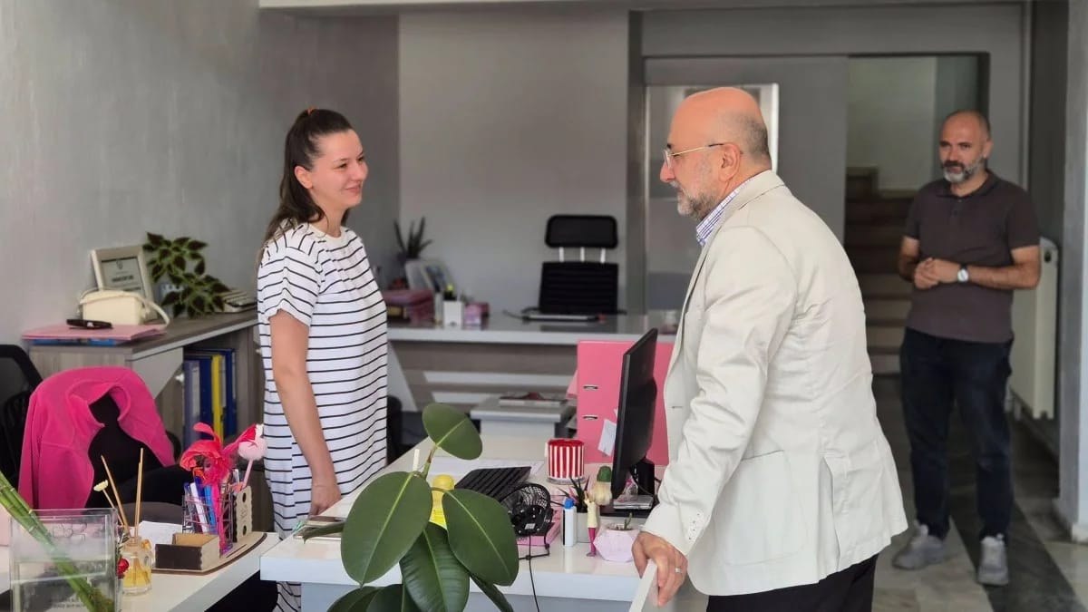 AK Parti İl Başkanı Turgay Şahin’den Esnaf Ziyareti AK Parti Afyonkarahisar İl Başkanı Av. Turgay Şahin, esnaf ziyaretleri kapsamında Atatürk Bulvarı üzerinde faaliyet gösteren işletmeleri ziyaret ederek esnaf ve vatandaşlarla bir araya geldi.
