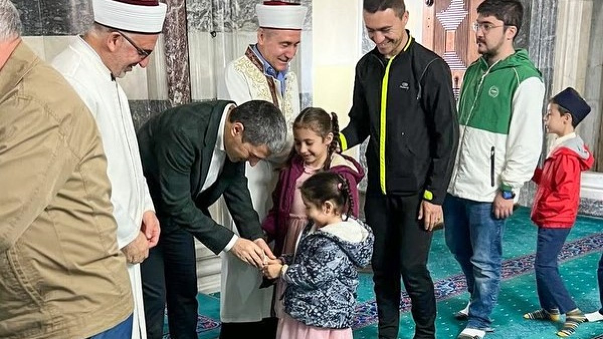 Vali Dr. Naci Aktaş, Gedik Ahmet Paşa Camisi’nde vatandaşlarla bayramlaştı