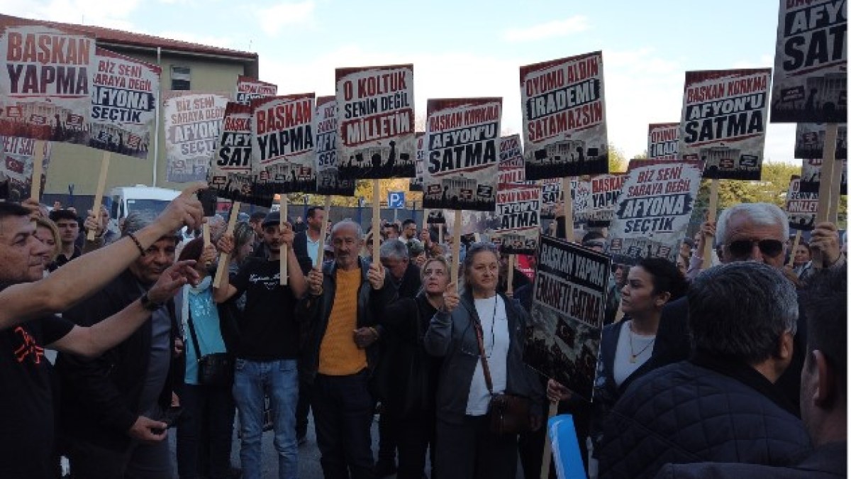 Demokrasi; halkın iradesini her koşulda yaşatmak ve o iradeye sahip çıkmaktır.