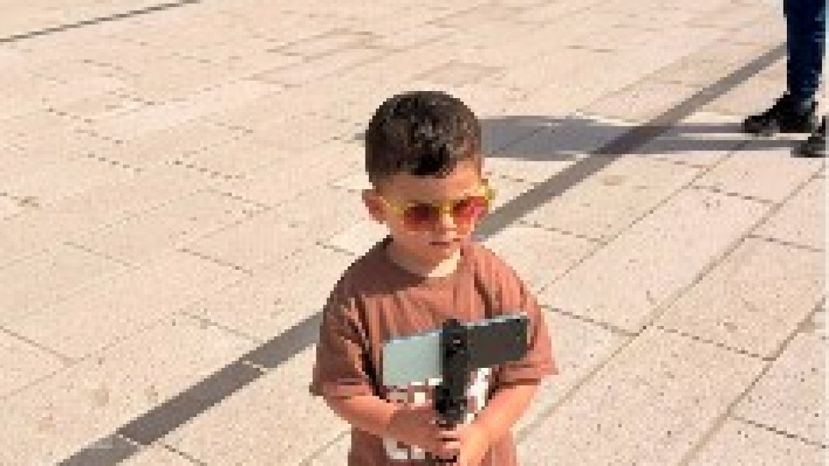 TÜRKİYE’NİN EN KÜÇÜK GAZETECİSİ GÖREVİNİN BAŞINDA