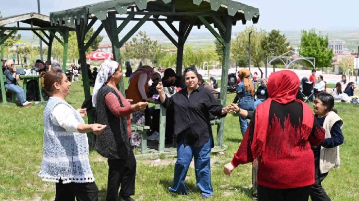 Emirdağ’da Anneler Günü ve Hıdırellez Coşkusu Bir Arada Yaşandı - Galeri