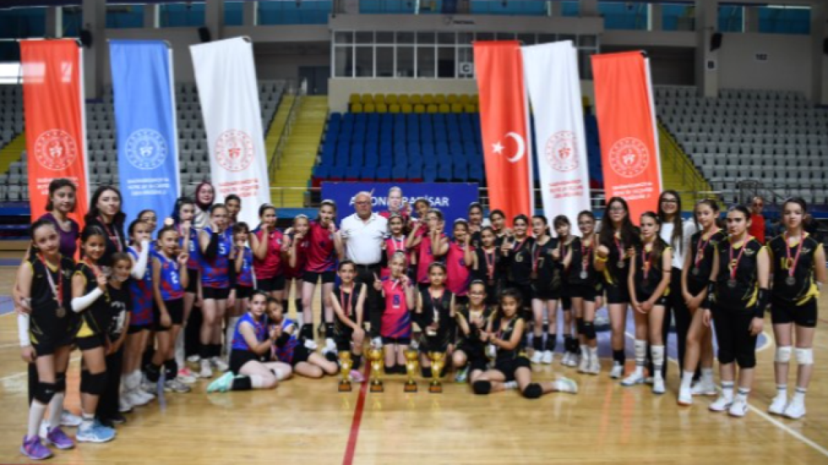 Afyonkarahisar’da Mini Kızlar Voleybol Müsabakaları Sona Erdi
