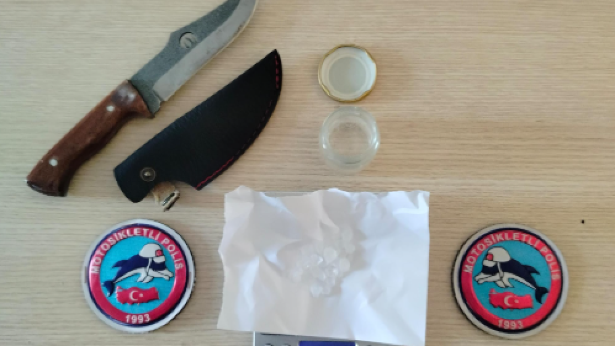 Afyonkarahisar’da Denetimler Sıkılaştı: Silah, Uyuşturucu ve Bıçaklar Ele Geçirildi