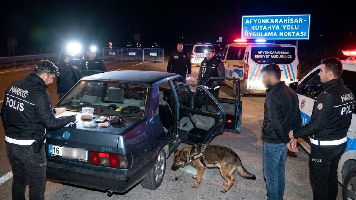 Kütahya Yolu Uygulama Noktasında Filmleri Aratmayan Operasyon: 3 Zehir Taciri Tutuklandı