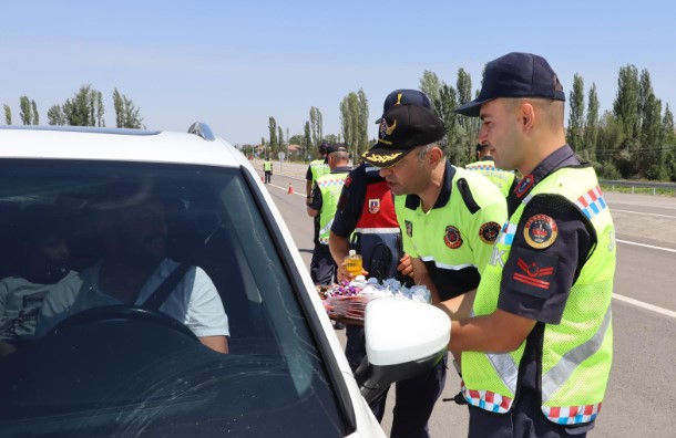 AFYONKARAHİSAR İL JANDARMA KOMUTANLIĞI CAYROKOPTER İLE HAVADAN TRAFİK DENETİM GERÇEKLEŞTİRDİ - Galeri