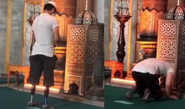 Ayasofya-i Kebir Cami-inde Protezli Ayaklarıyla namaz kılan genç Görenlere Duygulu anlar Yaşattı.