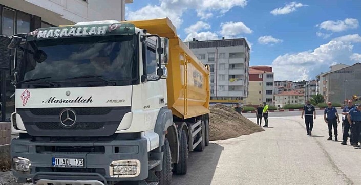 Polisten kaçamayacağını anlayınca fazla yükünü sanayinin ortasına döktü