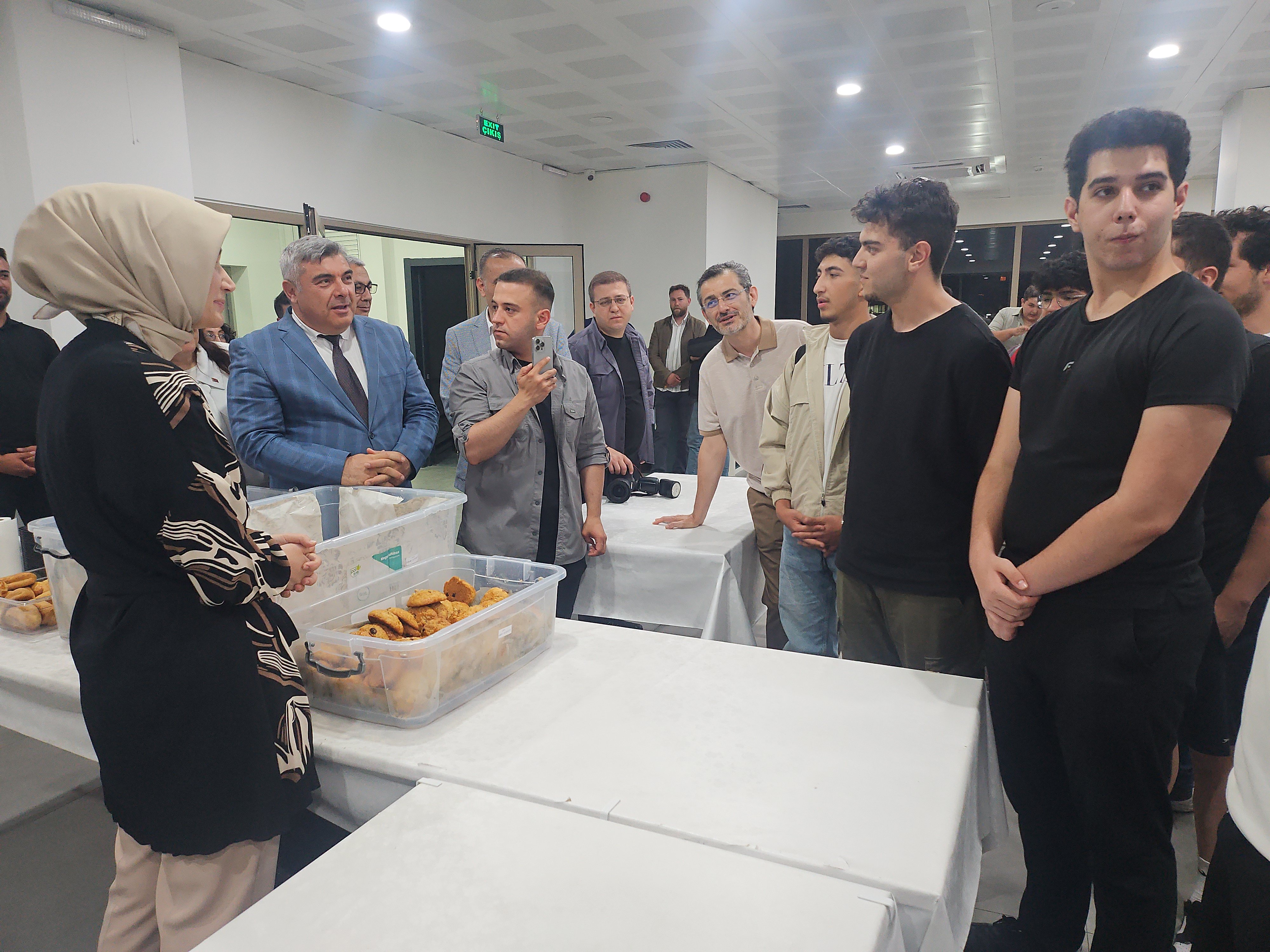 Afyonkarahisar Valisi Doç. Dr. Kübra Güran Yiğitbaşı'ndan Kütüphane Ziyareti