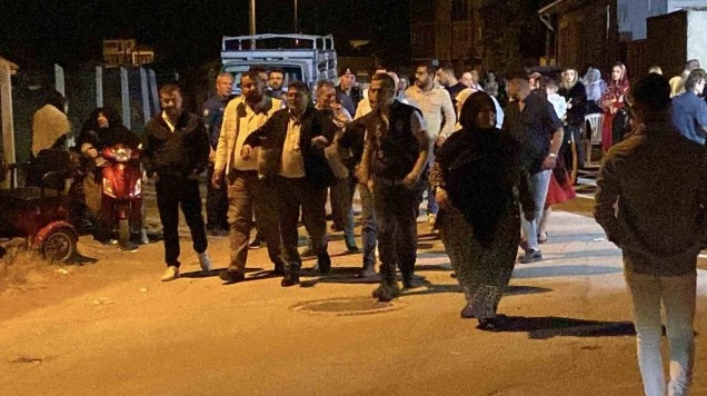 Eskişehir'deki bir sokak düğünü sırasında göğsüne yorgun mermi isabet etmesi sonucunda yaralanan kadın hastaneye kaldırıldı.