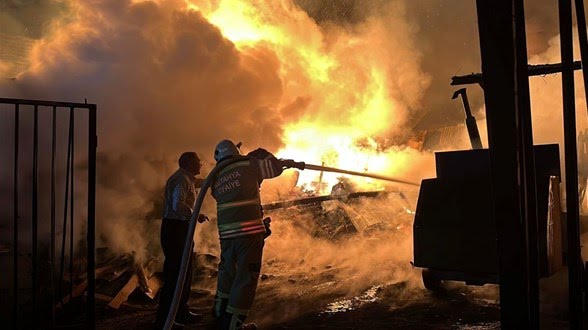 Kütahya'da tahta palet atölyesi kül oldu
