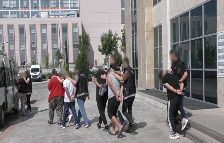 Uşak’ta Zehir Tacirlerine Darbe: 5 Şüpheli Tutuklandı  