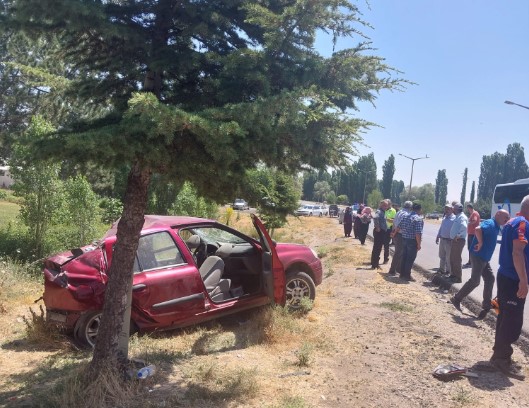 Afyonkarahisar’da Tır Otomobile Çarptı: 77 Yaşındaki Şahıs Hayatını Kaybetti, 5 Kişi Yaralandı