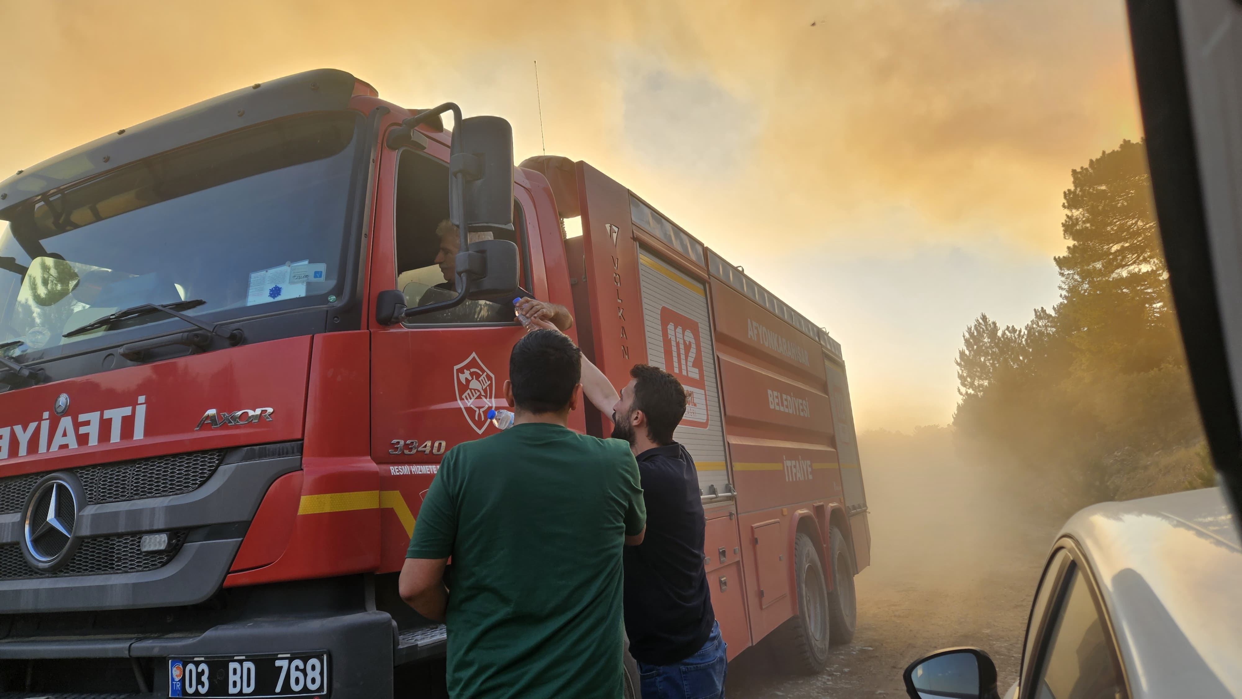 AK GENÇLİK YANGININ İLK ANINDAN İTİBAREN SAHADAYDI