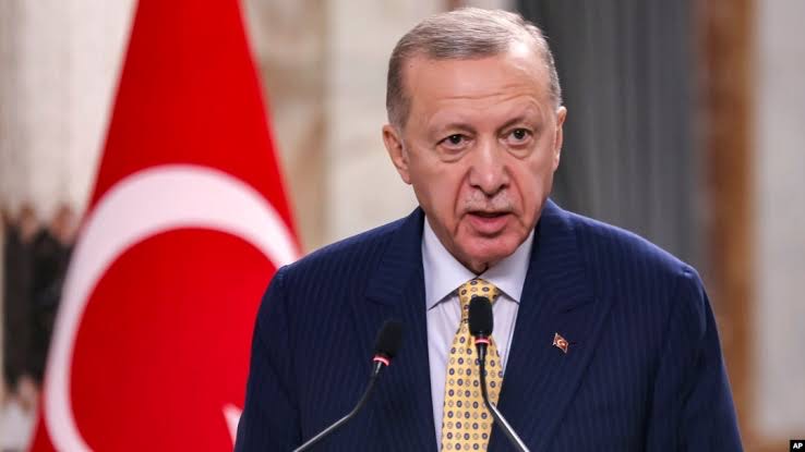 Türkiye orman yangınlarına karşı havada karada büyük bir mücadele yürütmektedir.