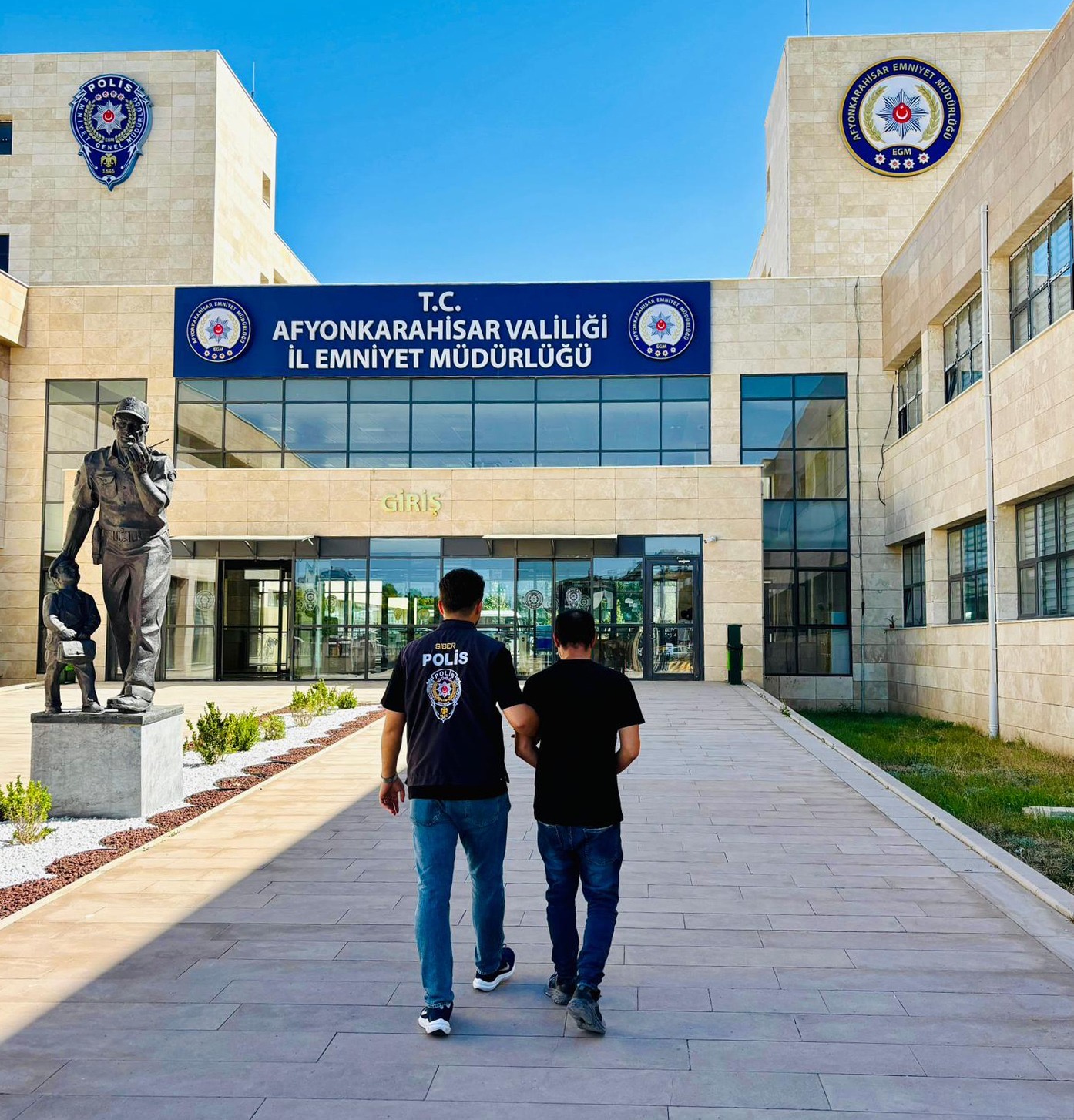 Afyonkarahisar’da Jandarmadan Huzur Operasyonu: 34 Aranan Şahıs Yakalandı