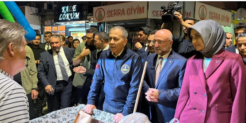 İçişleri Bakanı Ali Yerlikaya, Afyonkarahisar esnafını ziyaret etti.