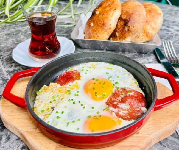 Dünya'nın En Büyük Sucuklu Yumurtası için rekor denemesi Afyonkarahisar'da yapılıyor.