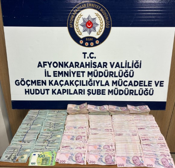 Afyonkarahisar’da Kaçakçılık Operasyonu: Yüklü Miktarda Para ve Telefon Ele Geçirildi