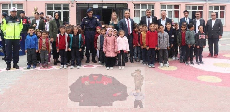 Vali Ana  Yiğitbaşından Çocukları Sevindiren Hediye Minik Öğrencilere Jandarma ve Polis Üniformaları Dağıtıldı