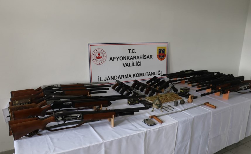 Afyonkarahisar’da Düğünlerde Silah Atılmasına Karşı Operasyon: 20 Şüpheliye Ait Çok Sayıda Silah Ele Geçirildi