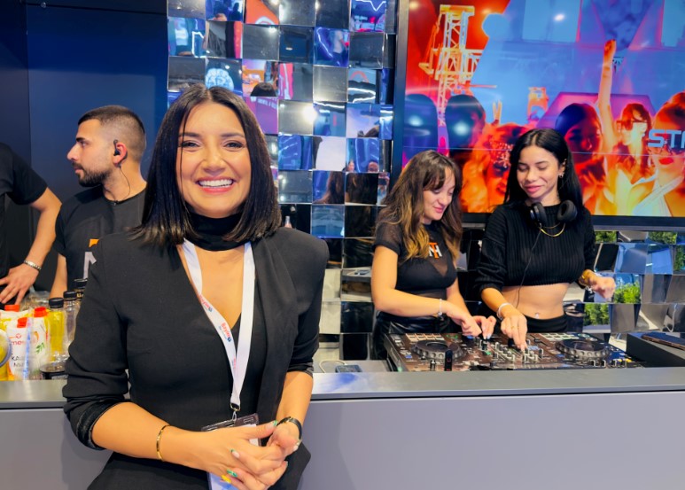 Ünlü iş kadını kendi gece kulübünde sahneye çıktı