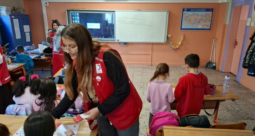 FATİH İLKOKULU ÖĞRENCİLERİ’NE KIZILAY SEMİNERİ VERİLDİ.