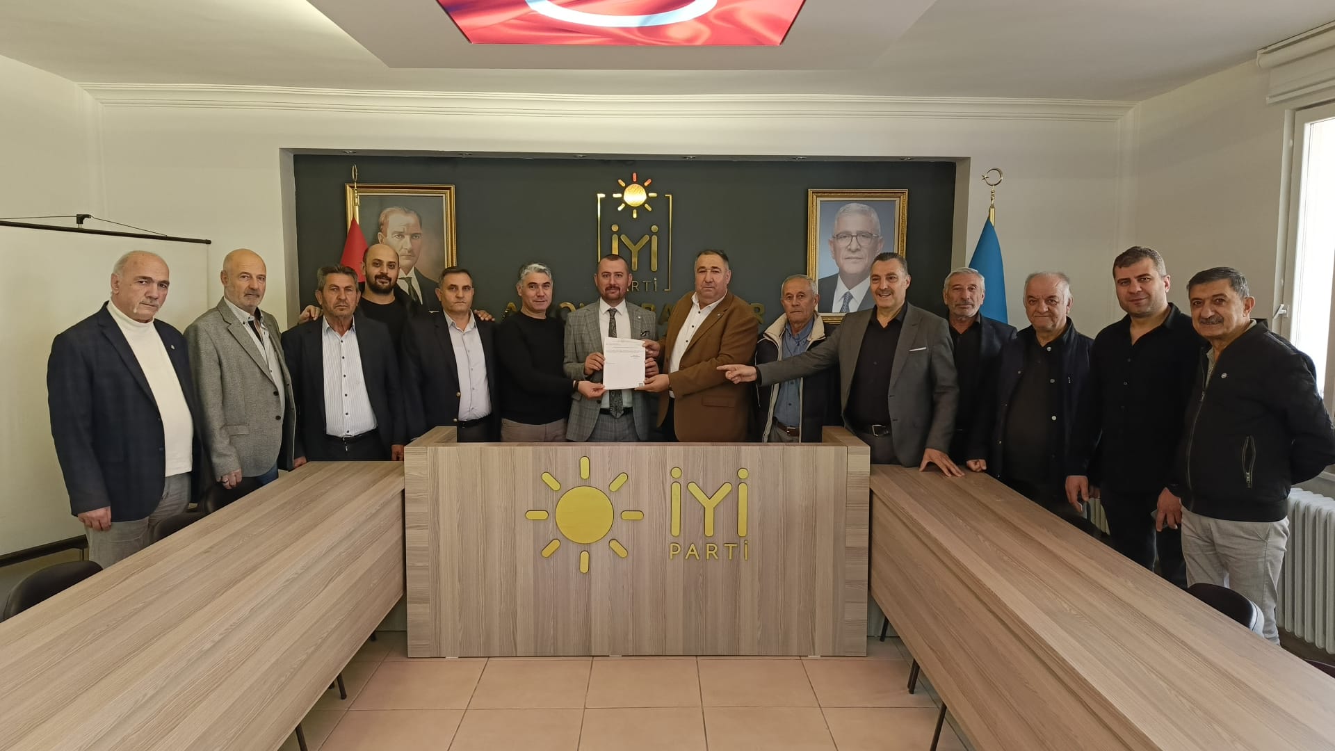 İYİ Parti Merkez İlçe Başkanı İzzet Köken, Mazbatasını Yönetim Kurulu Üyeleriyle Birlikte Aldı