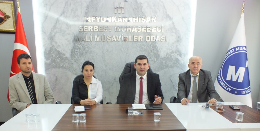 Afyon SGK Müdürü Süleyman Çelikbaş Afyonkarahisar Serbest Muhasebeci ve Mali Müşavirlere Oda toplantı Salonunda bilgilendirme yaptı.