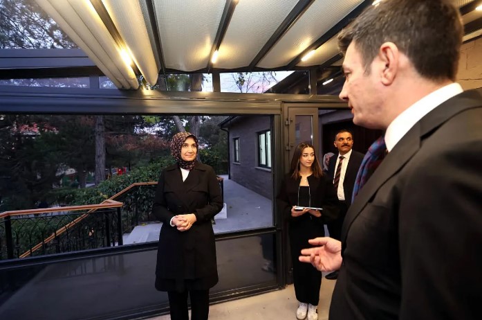 Devlet Ana Doç. Dr. Kübra Güran Yiğitbaşı, Valilik bahçesinde yapımı tamamlanmak üzere olan kafede incelemelerde bulundu.