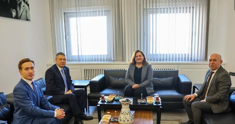 Kazakistan Cumhuriyeti İzmir Başkonsolosu Bauyrzhan Akatayev den Aitkaliyev, Belediye Başkanı Burcu Köksal’a nezaket ziyareti.