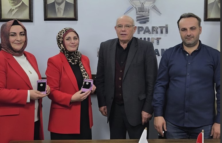 AK PARTİ UHUT’TA ÜYE ÇALIŞMALARINA GÜMÜŞ ROZETLİ MOTİVASYON