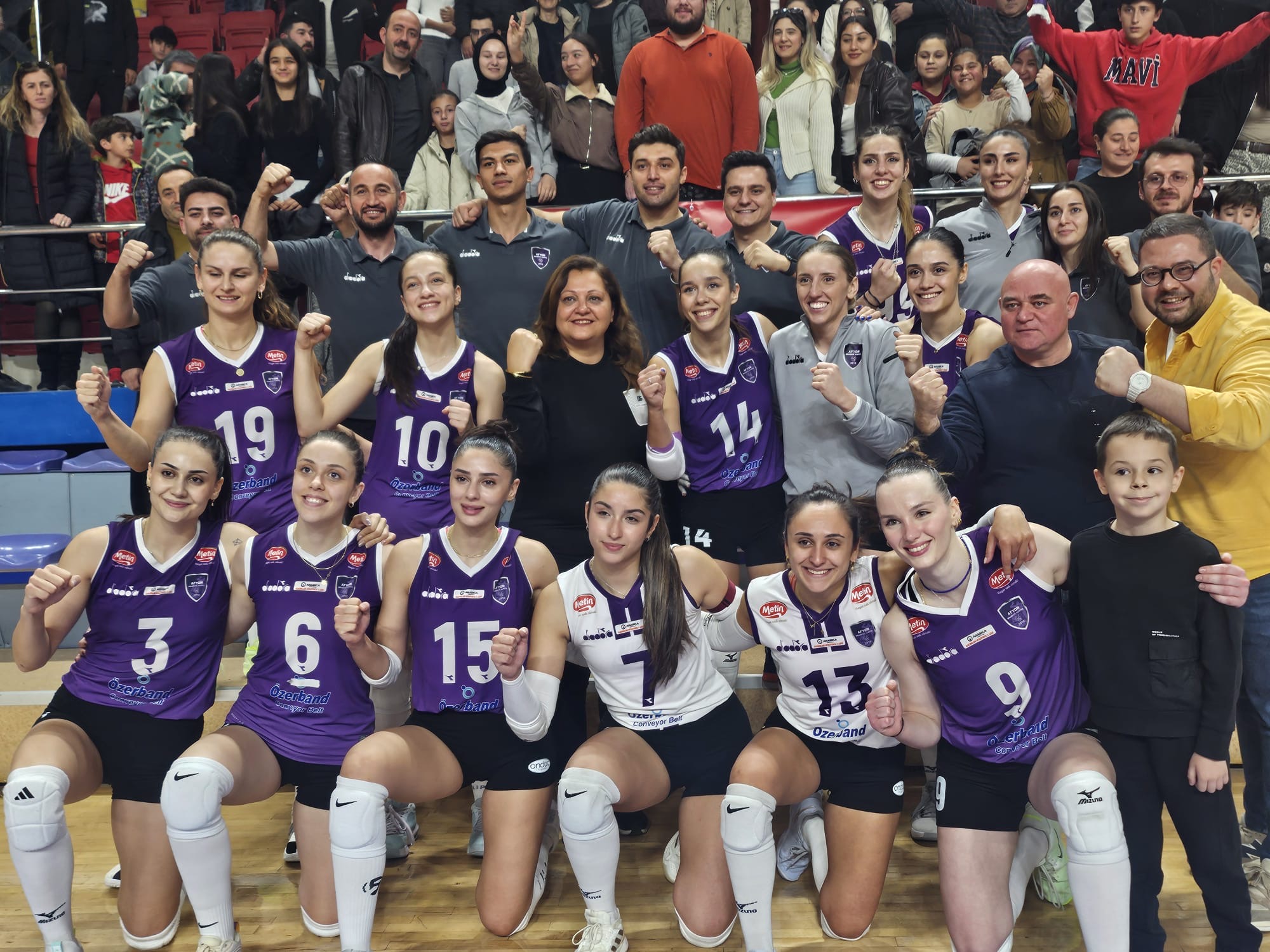Afyonkarahisar Belediyesi Yüntaş, bayan voleybol takımını Muratpaşa Belediyespor 3-0 yendi.