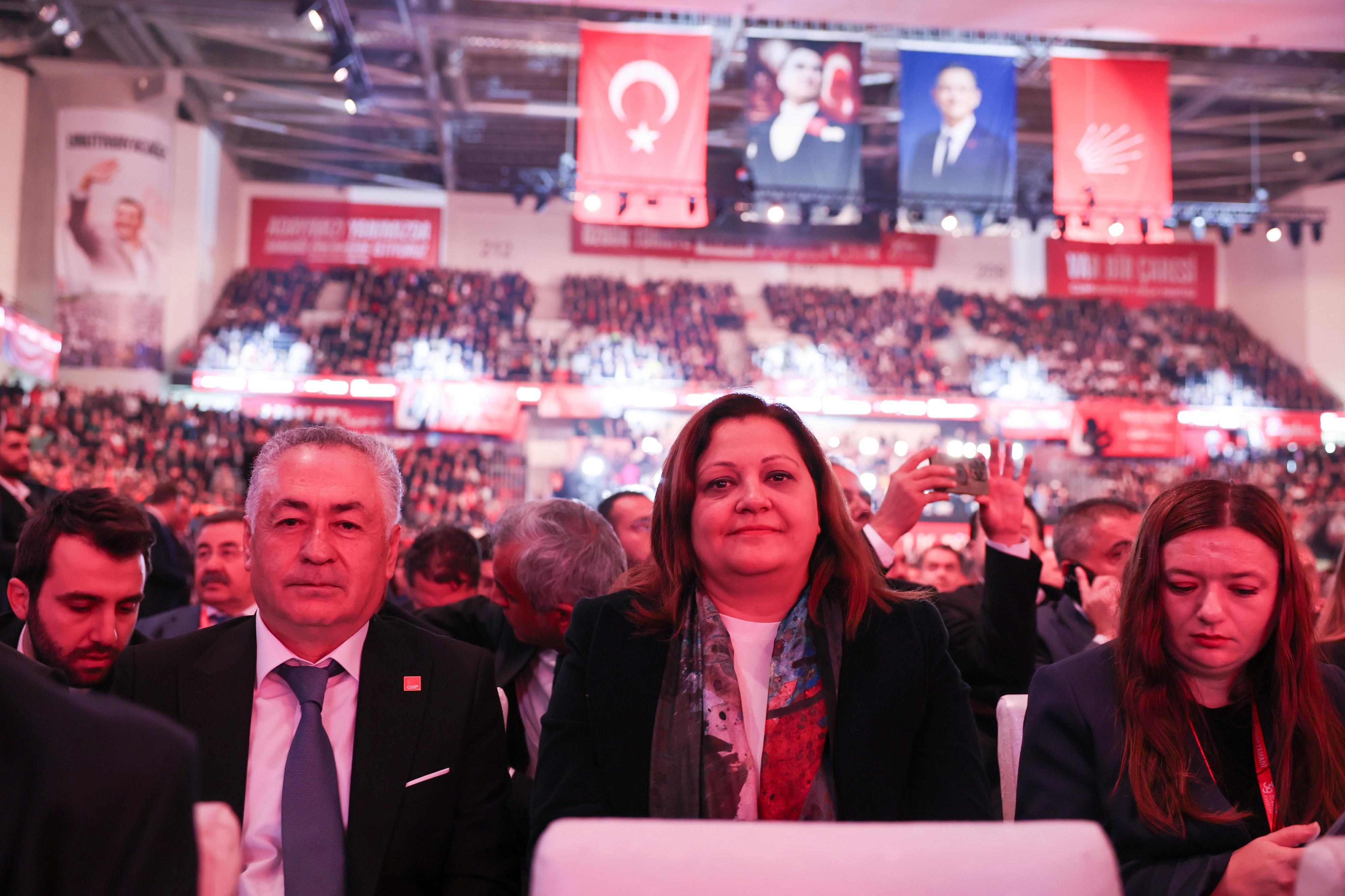 39.Olağan Kurultayımızda yeniden Genel Başkanımız olarak seçilen Sayın Özgür Özel’i yürekten tebrik ediyorum.