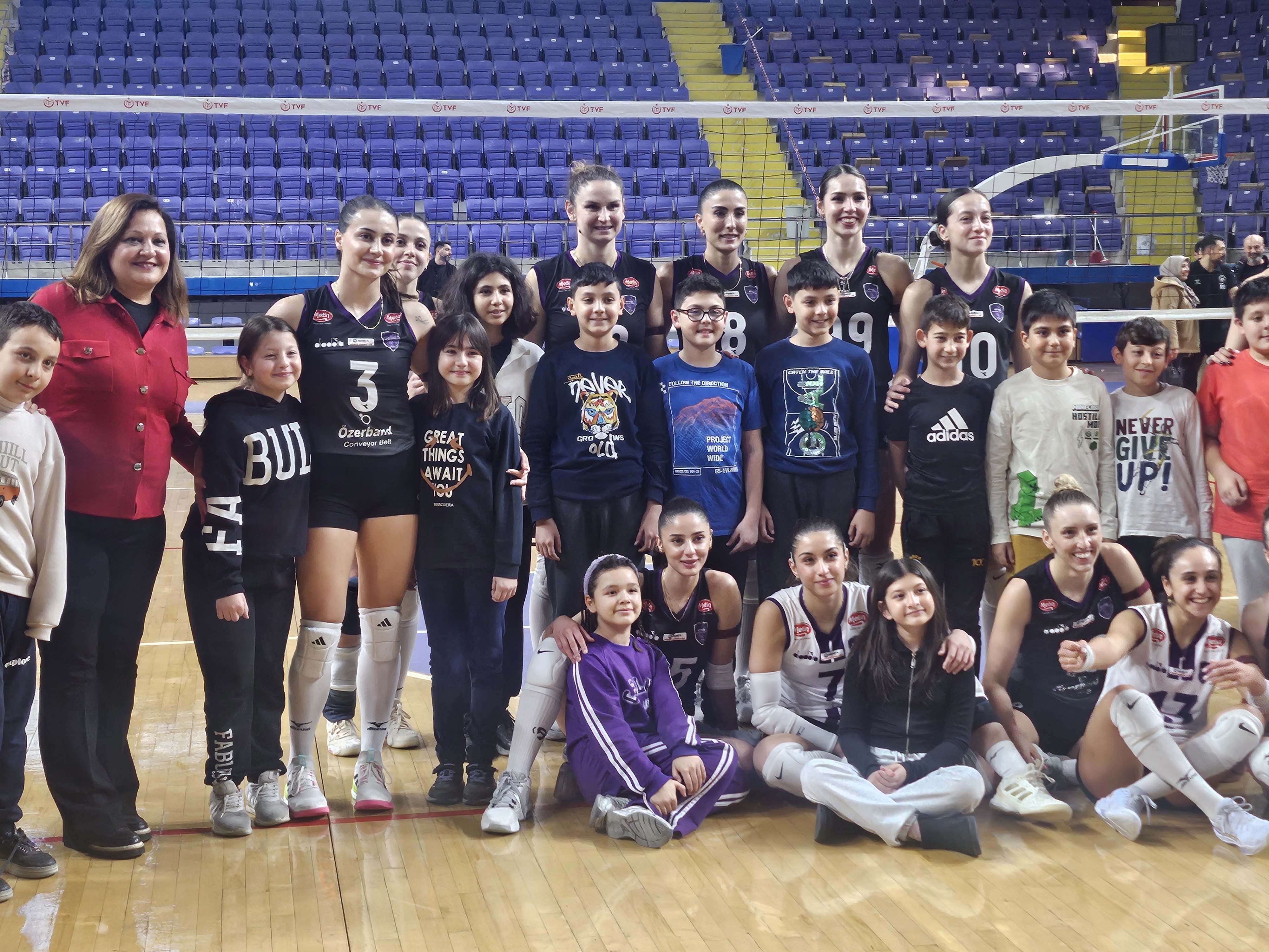Kadınlar Voleybol 1. Ligi’nde mücadele eden Afyon Belediye Yüntaş Voleybol Takımı, kendi sahasında konuk ettiği Konya Ereğli sporu ’u 3-0 skorla mağlup etti. - Galeri