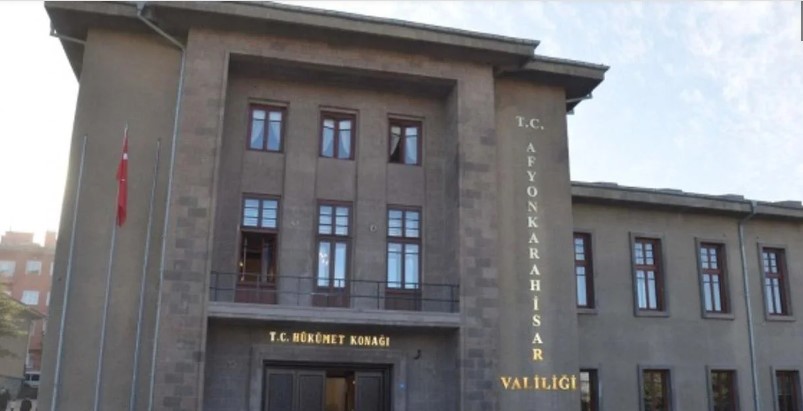 Afyonkarahisar Valiliği, kazaların karşı taraf sürücülerinin dikkatsizliği sonucu oluştuğunu bildirdi.