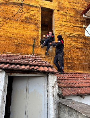 ÇATIYA KAÇAN HİNDİYİ İTFAİYE EKİPLERİ KURTARDI.