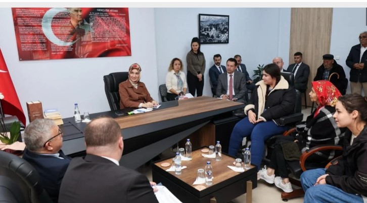 Afyonkarahisar'ın Devlet Anası Doç. Dr. Kübra Güran Yiğitbaşı, Şuhut ilçesinde gerçekleştirilen Halk Günü Toplantısı kapsamında vatandaşlarla bir araya geldi.