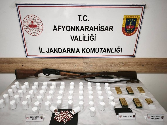 Afyonkarahisar’da Uyuşturucu ve Silah Operasyonu: Binlerce Hap Ele Geçirildi